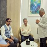 বিমানবন্দরে অর্থমন্ত্রীকে ফুলেল শুভেচ্ছা জানালেন চেম্বার প্রেসিডেন্ট আমিরুল হক