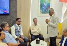 বিমানবন্দরে অর্থমন্ত্রীকে ফুলেল শুভেচ্ছা জানালেন চেম্বার প্রেসিডেন্ট আমিরুল হক