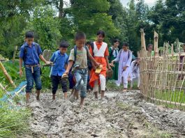দেড় কিলোমিটার কাঁচা সড়কে বছরের পর বছর ভোগান্তি!