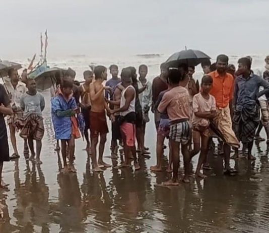 টেকনাফে রোহিঙ্গাবাহী নৌকা ডুবি: ১৮ জন উদ্ধার, নিখোঁজ ১৩