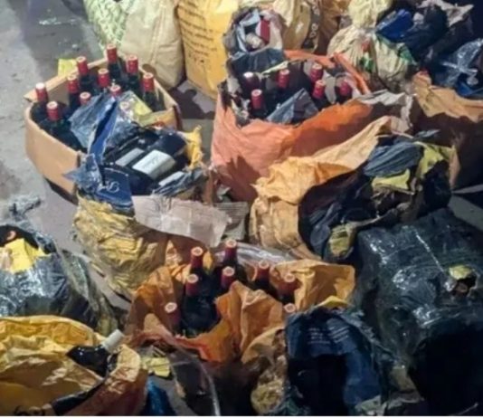 মাইক্রোবাসে মিললো ২১ কার্টন বিদেশি মদ, পালালেন চালক