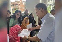 প্রধানমন্ত্রী নিয়োগপত্র দিলেন তিন প্রতিবন্ধীকে