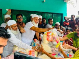 সাতকানিয়ায় বন্যাদুর্গতদের পাশে ডা. শফিকুর রহমান