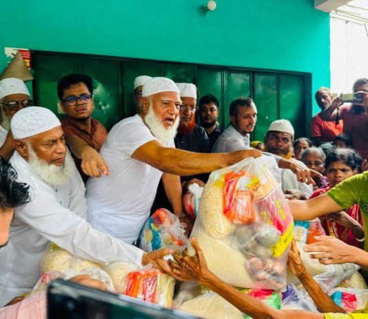 সাতকানিয়ায় বন্যাদুর্গতদের পাশে ডা. শফিকুর রহমান