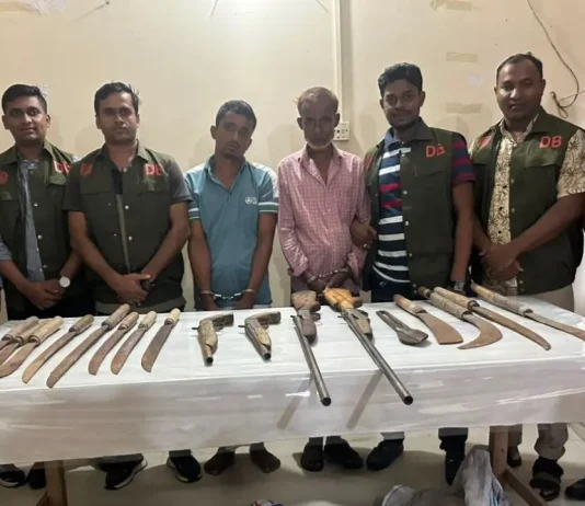 পটিয়ার দুর্গম পাহাড়ে ডিবির অভিযান, ৪ আগ্নেয়াস্ত্রসহ আটক ২
