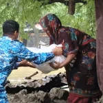 বাঁশখালীতে পানিবন্দি পরিবারের মধ্যে কোস্ট গার্ডের ত্রাণ বিতরণ