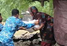 বাঁশখালীতে পানিবন্দি পরিবারের মধ্যে কোস্ট গার্ডের ত্রাণ বিতরণ