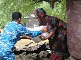 বাঁশখালীতে পানিবন্দি পরিবারের মধ্যে কোস্ট গার্ডের ত্রাণ বিতরণ