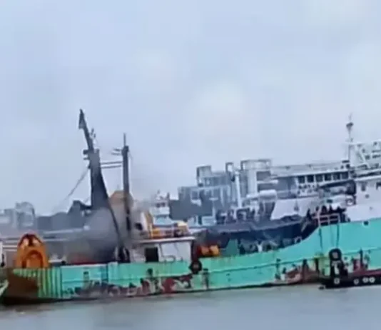 কর্ণফুলী নদীতে ফিশিং ট্রলারে অগ্নিকাণ্ডে দগ্ধ দুই নাবিকে মৃত্যু