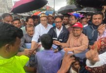 চট্টগ্রামে পানি বন্দিদের মাঝে খাবার ও ঔষধ বিতরণ