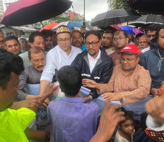 চট্টগ্রামে পানি বন্দিদের মাঝে খাবার ও ঔষধ বিতরণ