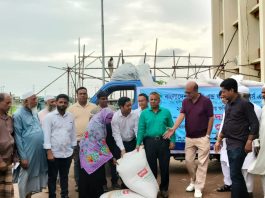 কর্ণফুলীতে ক্ষতিগ্রস্ত শতাধিক খামারির মাঝে গো-খাদ্য বিতরণ