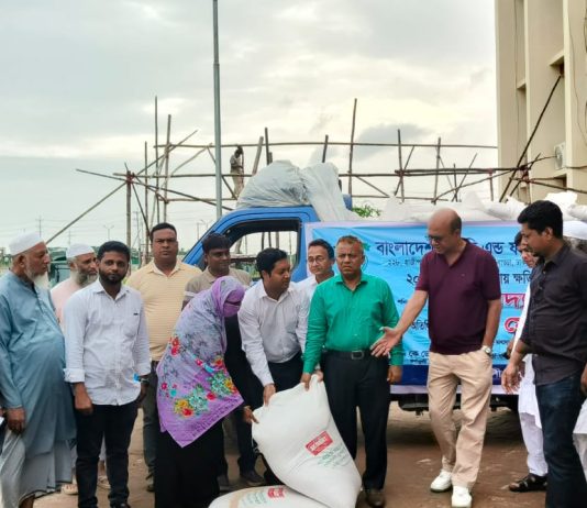 কর্ণফুলীতে ক্ষতিগ্রস্ত শতাধিক খামারির মাঝে গো-খাদ্য বিতরণ