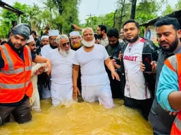 বন্যাদুর্গত চট্টগ্রামে জামায়াত আমির, ক্ষতিগ্রস্তদের মাঝে ত্রাণ বিতরণ