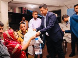 বন্যাদুর্গত প্রতিবন্ধীদের মধ্যে ত্রাণ নিয়ে হাজির মানবিক ডিসি