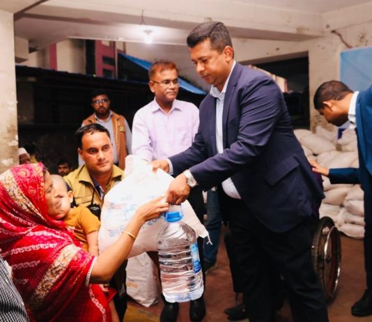বন্যাদুর্গত প্রতিবন্ধীদের মধ্যে ত্রাণ নিয়ে হাজির মানবিক ডিসি