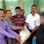 পেকুয়ায় বন্যাদুর্গত ৬০০ পরিবারের মাঝে চাল বিতরণ