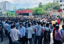 বন্যাকবলিত এলাকায় পরীক্ষা নেওয়ায় বিক্ষোভ চট্টগ্রাম বোর্ডের সামনে