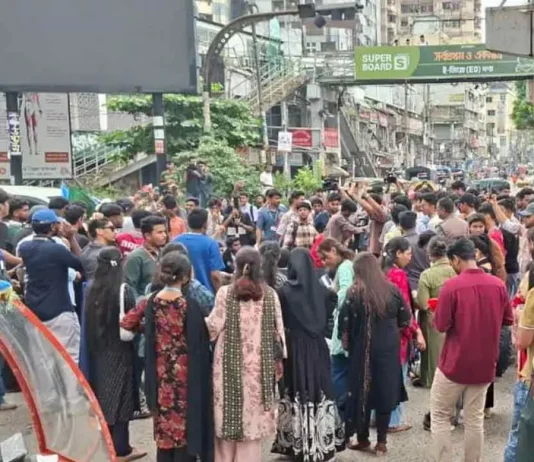 সায়েন্সল্যাব ছেড়ে শিক্ষা বোর্ড অভিমুখে শিক্ষার্থীরা, পথে পুলিশি বাধা