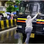 ভারতে পুলিশ ভ্যানের সামনে রুখে দাঁড়ালেন তরুণী