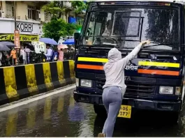 ভারতে পুলিশ ভ্যানের সামনে রুখে দাঁড়ালেন তরুণী