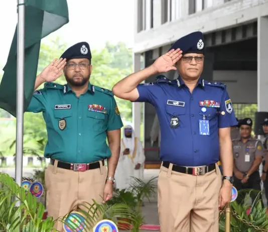 গাঢ় নীল-হালকা জলপাই শার্ট ও খাকি প্যান্টে ফিরলো পুলিশ