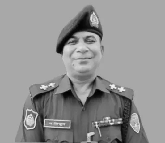 শয়নকক্ষ থেকে এসআই আজিজুলের মরদেহ উদ্ধার