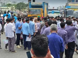 দ্বিতীয় দিনের মতো উত্তরার সড়কে শিক্ষার্থীরা