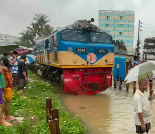 কক্সবাজার রুটে ট্রেন চলাচল বন্ধ, টিকিটের টাকা ফেরত দিচ্ছে রেল