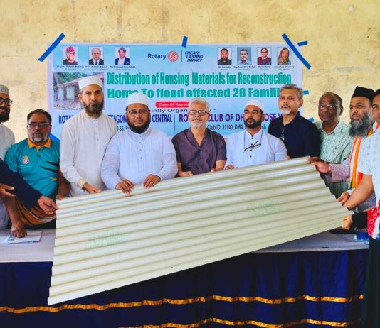 বাঁশখালীতে বন্যার্ত ৩২ পরিবারের মাঝে ঢেউটিন বিতরণ