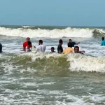 কক্সবাজারে সমুদ্রে গোসলে নেমে পর্যটকের মৃত্যু, নিখোঁজ ১