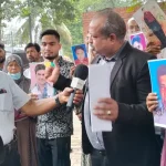 ‘মানুষকে চোঁখ বেঁধে খাঁচায় বন্দি রাখার আইন কোথায়?’