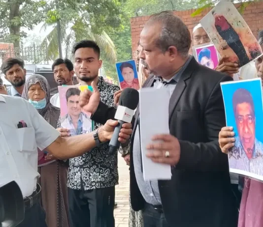 ‘মানুষকে চোঁখ বেঁধে খাঁচায় বন্দি রাখার আইন কোথায়?’