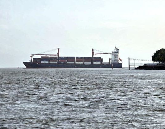 বন্দরে আটকে যাওয়া ‘সিএনসি ইউরেনাস’ উদ্ধার