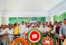 রাঙ্গুনিয়ায় জিয়াউর রহমানের প্রথম কবরে ফুল দিয়ে শ্রদ্ধা বিএনপি নেতাদের