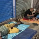 কলকাতার রাস্তায় বাংলাদেশি রোগীরা কলকাতায় রাস্তায় রাত কাটাচ্ছেন বাংলাদেশিরা