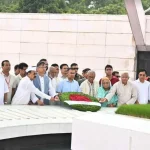 জিয়াউর রহমান ও খালেদা জিয়ার সমাধিতে প্রধানমন্ত্রীর শ্রদ্ধা