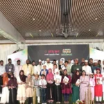 ‘ফুটন্ত ফুল’-এর সিরাত অলিম্পিয়াডের পুরস্কার বিতরণী অনুষ্ঠানে অতিথিদের সঙ্গে বিজয়ী প্রতিযোগীরা।