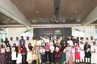 ‘ফুটন্ত ফুল’-এর সিরাত অলিম্পিয়াডের পুরস্কার বিতরণী অনুষ্ঠানে অতিথিদের সঙ্গে বিজয়ী প্রতিযোগীরা।