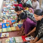 পাঠক সমাবেশে পছন্দের বই বেছে নিচ্ছে শিশুরা