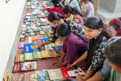 পাঠক সমাবেশে পছন্দের বই বেছে নিচ্ছে শিশুরা