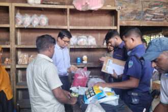 চন্দনাইশে বেকারিতে জব্দ করা কেমিক্যাল দেখছেন ইউএনও মো. আবদুর রহমান।