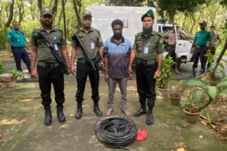 চট্টগ্রাম শাহ আমানত আন্তর্জাতিক বিমানবন্দরে তার চুরির চেষ্টার অভিযোগে আটক যুবক।
