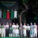 মরহুম শিল্পী-সুরকার মুহাম্মদ জামালুদ্দীনের স্মারক ‘কণ্ঠ তার অনাবিল অমিয় নির্ঝর’-এর মোড়ক উন্মোচন করেন অতিথিরা।