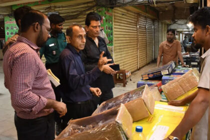 ফলমণ্ডিতে অভিযান চালিয়ে তুহিন এন্টারপ্রাইজকে জরিমানা করেন ভোক্তা অধিকার কর্মকর্তারা।