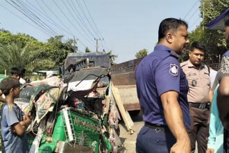 দুর্ঘটনায় দুমড়েমুচড়ে যাওয়া সিএনজি অটোরিকশা