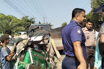 দুর্ঘটনায় দুমড়েমুচড়ে যাওয়া সিএনজি অটোরিকশা