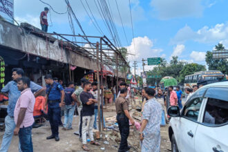 চন্দনাইশে চট্টগ্রাম-কক্সবাজার মহাসড়কের পাশে অবৈধ স্থাপনা উচ্ছেদে অভিযান চালায় উপজেলা প্রশাসন।