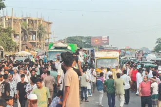 দোহাজারীকে উপজেলা ঘোষণার দাবিতে মহাসড়ক অবরোধ করেন স্থানীয়রা।