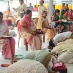 খাগড়াছড়িতে মহালয়া উপলক্ষে জীবিত মায়ের পূজায় মায়ের আশীর্বাদ নিচ্ছেন সন্তানেরা।
